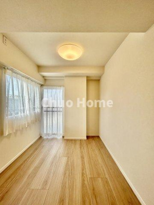 【寝室】 | ライオンズマンション東向島第2 | 【寝室】心と体をゆったりと安らげる主寝室。寝室のゆとりが大きい分だけ、暮らしの安らぎは深まります。一日の疲れを癒すだけでなく、ご夫婦の親密な語らいを紡ぎ出します