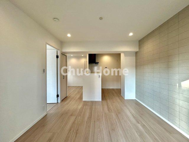 ライオンズマンション東向島第2のキッチン|視界に広がりを生むオープンなキッチン。料理や片付けをしながら、家族との会話を楽しんだり、リビングで遊ぶ子どもを見守れます。ご見学時には家具の配置などもイメージしながらぜひご覧になって見て下さい。