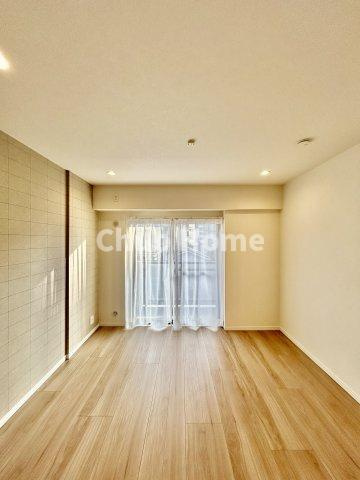 ライオンズマンション東向島第2の居間・リビング|【リビングダイニング】一日の中で多くの時間を過すことになるリビングダイニングだからこそ、いつも穏やかな空間であることが必然。爽やかな通風と採光を存分に感じる事が出来る空間です。