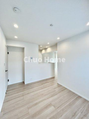 【ダイニング】 | ライオンズマンション東向島第2 | 【ダイニング】忙しい朝でも、しっかり家族が揃って食事をして頂けるゆとりある大きさのダイニングスペース。奥様が作る手料理をカウンター越しに受けとって頂き、テーブルで囲む素敵な時間を存分に愉しんで下さい。