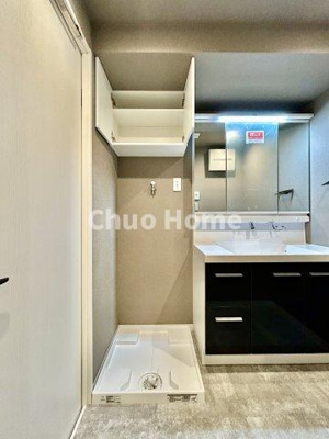 【ランドリースペース】 | ライオンズマンション東向島第2 | 【ランドリースペース】担当者がスケールを持ち歩いておりますので、ご見学時には現在お使いの洗濯機などがきちんと収まるかなどもチェックして下さい。見学前に測っておくと非常に便利だと思います。