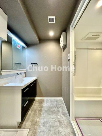 ライオンズマンション東向島第2の脱衣所|【洗面所】明るい洗面所は朝をすっきりさせてくれる空間です。バタバタしている忙しい朝でも収納が多い洗面台では短い時間で効率良く支度ができます。