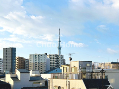 【展望】 | ライオンズマンション東向島第2 | 手を伸ばせば、ふれることが出来そうな環境が、そのままインテリアになったような印象です。その豊かな眺望にふさわしい空間には、通風・採光にも優れ、心地よい光と風があふれています