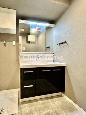 【独立洗面台】 | ライオンズマンション東向島第2 | 【洗面化粧台】洗面化粧台には三面鏡を採用。身だしなみを整えやすい事はもちろんですが、鏡の後ろに収納スペースを設ける事により、散らかりやすい洗面スペースをすっきりさせる事が出来るのも嬉しいですね