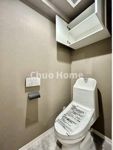 ライオンズマンション東向島第2のトイレ|【トイレ】 収納スペースをしっかりと確保した温水洗浄便座機能付きトイレ。温水洗浄便座は清潔にお使いいただくための大切なアイテムです。