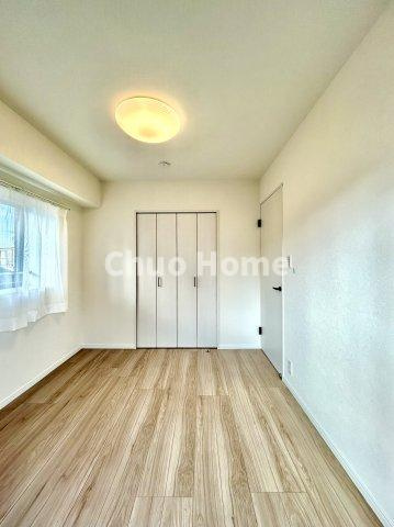 ライオンズマンション東向島第2の洋室|【洋室】快適に過ごす条件は、一人ひとり違います。だからこそ飾り過ぎないシンプルな内装と偏り過ぎないデザインで統一しております。居住していく中でオーナー様だけの【マイホーム】に創り上げて下さい