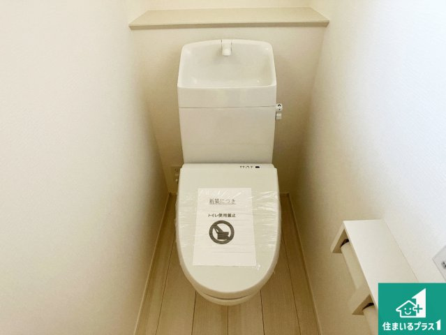明石市松が丘　第24-1期　新築一戸建てのトイレ|1・2階の2ヶ所にあるので、朝の忙しい時間の順番待ちもなく、深夜の利用にも大変便利です。