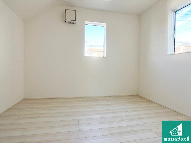 明石市松が丘　第24-1期　新築一戸建ての洋室|寝室は心地よい眠りについてもらいたくて、シンプルかつ開放的な空間な設計にしています！大きな窓から差し込む日が心地いいです♪