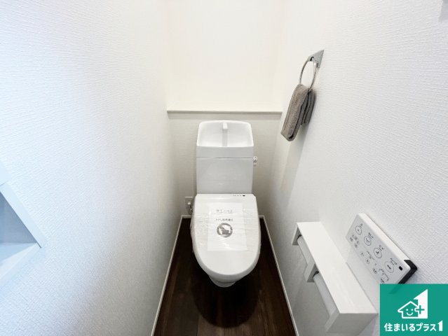 明石市松が丘　第24-1期　新築一戸建てのトイレ|1・2階の2ヶ所にあるので、朝の忙しい時間の順番待ちもなく、深夜の利用にも大変便利です。