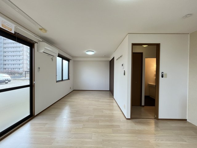 プレミールの居間・リビング|イメージ103号室の写真（反転あり）