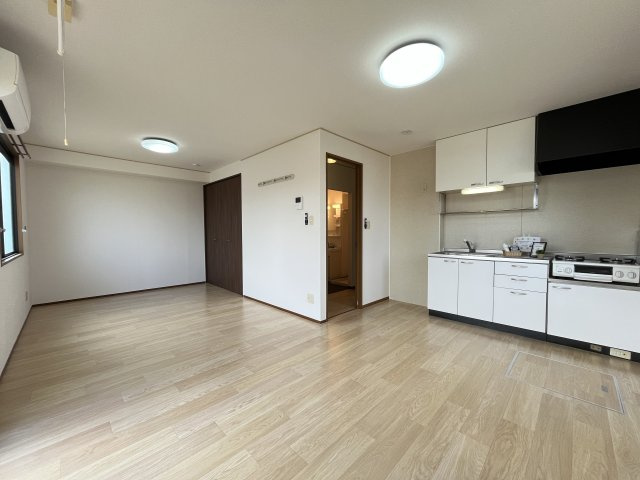 プレミールの居間・リビング|イメージ103号室の写真（反転あり）