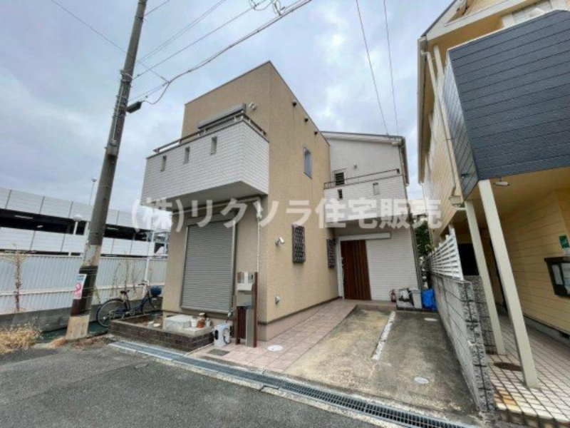 石津中町　中古一戸建ての外観|新しい生活にいかがでしょうか？外観はお住まいの顔になります。こだわりたいポイントですね。外壁塗装や屋根塗装のご相談も承っております。
■現地内覧・資金計画相談・住宅ローン相談もお問合せ受付中■