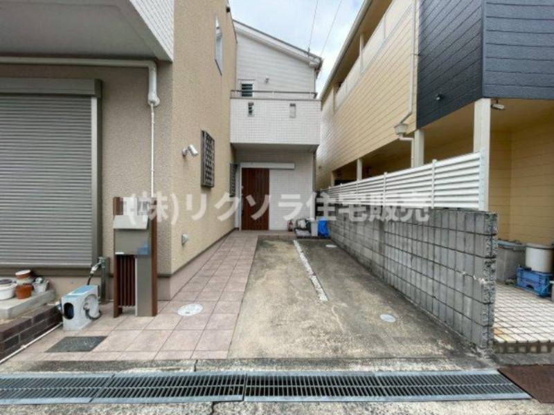 石津中町　中古一戸建ての駐車場|1台駐車可能
■物件内覧・資金計画相談・住宅ローン相談、リフォーム相談、お問合せ受付中■
※当日・翌日のご内覧、ご相談はお電話でのお問合せがスムーズです！