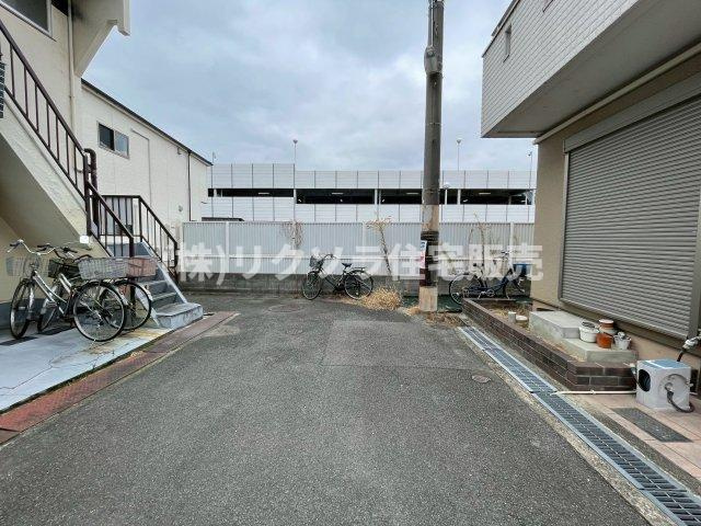 石津中町　中古一戸建ての前面道路含む現地写真|■物件内覧・資金計画相談・住宅ローン相談、リフォーム相談、お問合せ受付中■
※当日・翌日のご内覧、ご相談はお電話でのお問合せがスムーズです！