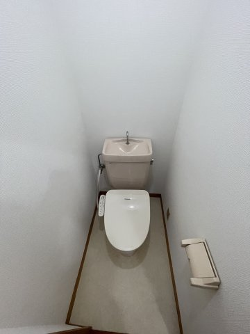 落ち着いた色調のトイレです