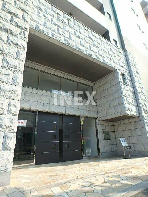 横浜市南区万世町１丁目の賃貸マンションのエントランス