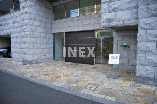 横浜市南区万世町１丁目の賃貸マンションのエントランス