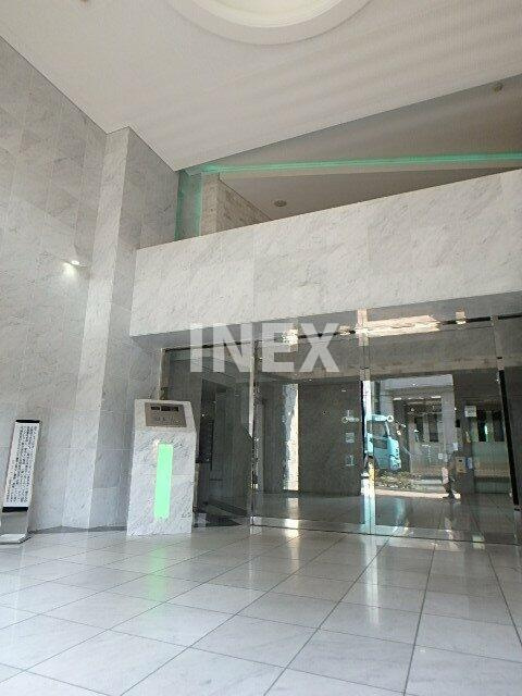 横浜市南区万世町１丁目の賃貸マンションのエントランス