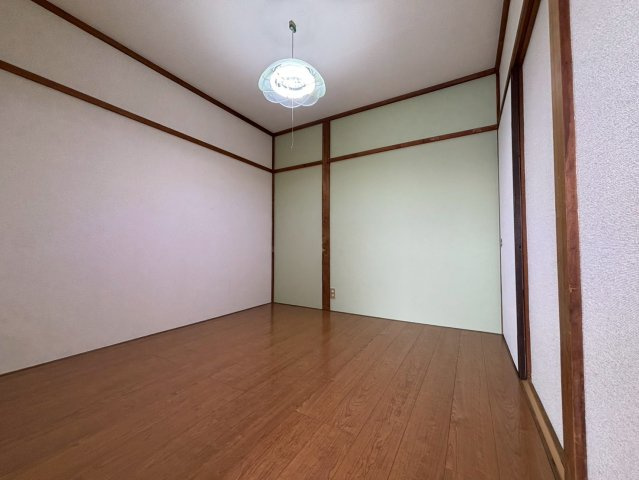 落ち着いた色調の洋室です 