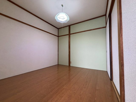 落ち着いた色調の洋室です 