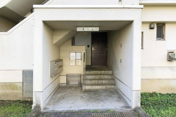 ビレッジハウスなかのめ1号棟のエントランス