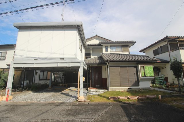 小山市犬塚の外観|ゆったりとした敷地に建つ落ち着いた和風のお住まいです。屋根付きの駐車スペースがあり、雨の日でも車の乗り降りがしやすいのが嬉しいポイント！玄関まわりも広く、ご家族や来客を気持ちよく迎えられます。