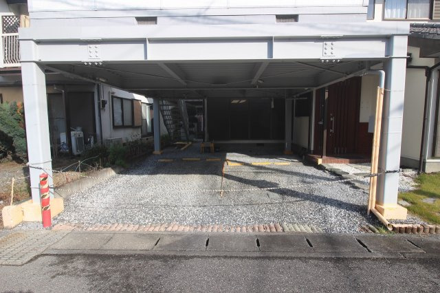 小山市犬塚の駐車場|屋根付きの駐車スペースで、雨の日でも安心して車の出入りができます。奥行きもあり、複数台の駐車もできて使い勝手◎。玄関までスムーズに移動できるのも嬉しいポイントです！