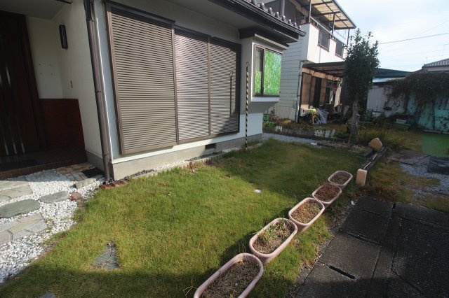 小山市犬塚の庭|南側に広がるお庭スペースは、ガーデニングや家庭菜園も楽しめる明るい空間です。お子さまの外遊びやペットのスペースにも使いやすい広さが魅力です！