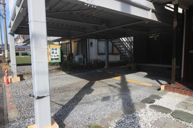 小山市犬塚の駐車場|屋根付きで日差しや雨から車をしっかり守れる駐車スペースです。奥行きがあり、駐車しやすいレイアウト。玄関まで近く、荷物の持ち運びもスムーズです。