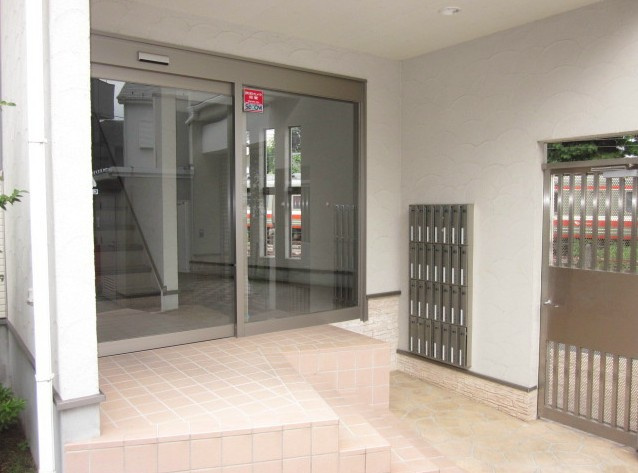 川崎市多摩区枡形６丁目のアパートのエントランス