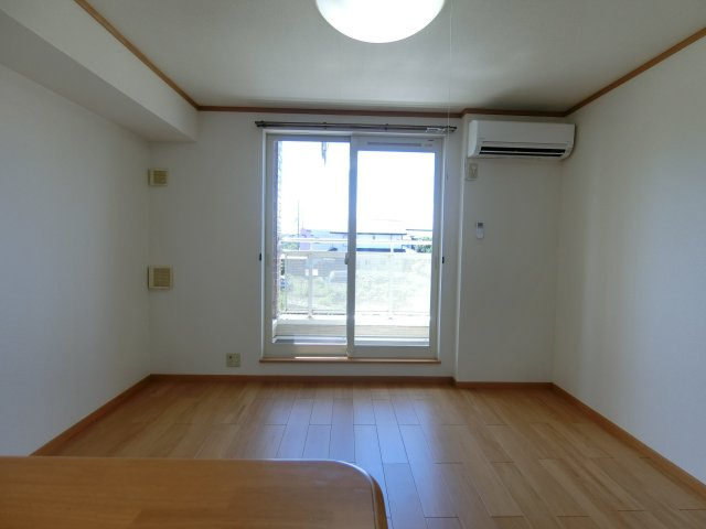 デフィ・チョーＡの居間・リビング|イメージ202号室の写真（反転あり）