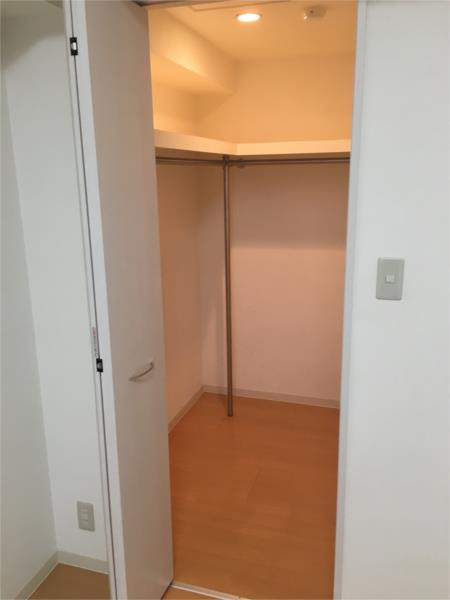 グランディール浅草の収納|ウォークインクローゼット
