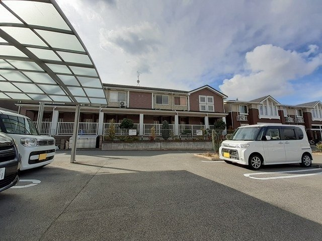 クリスタルブライトの駐車場|駐車場があるので、車を買う予定の方も安心です