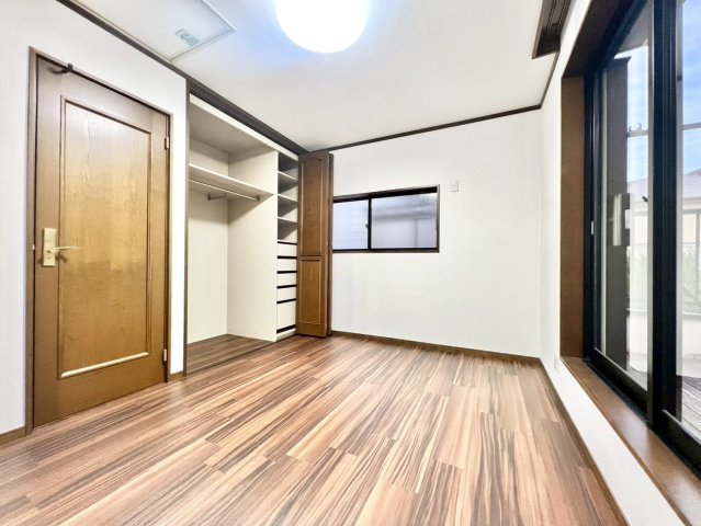 目黒区南3丁目　中古戸建の洋室|大きな窓からたっぷりと陽光が注がれる明るい居室。一日の疲れを癒し、時を忘れて過ごせる空間です！

現地ご見学希望・資料請求などお気軽にお問い合わせ下さい！
03-5990-5201