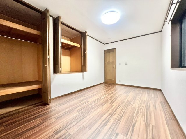 目黒区南3丁目　中古戸建の洋室|全居室収納付きですので、お部屋を有効的に使うことが出来ます！

現地ご見学希望・資料請求などお気軽にお問い合わせ下さい！
03-5990-5201