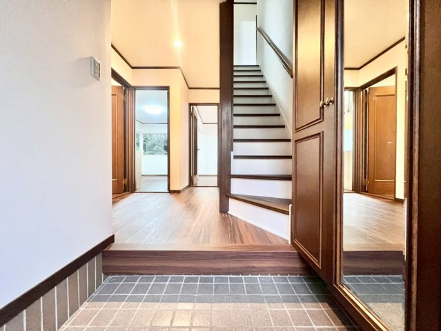 目黒区南3丁目　中古戸建の玄関|お出かけ前の身だしなみチェックに役立つ鏡と収納完備の玄関です。

現地ご見学希望・資料請求などお気軽にお問い合わせ下さい！
03-5990-5201