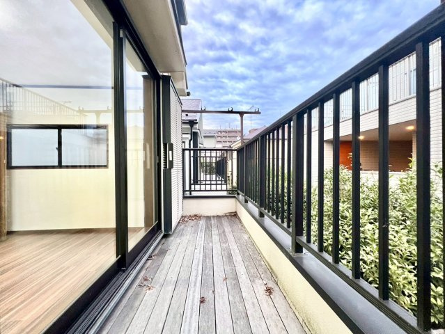 目黒区南3丁目　中古戸建のバルコニー|朝の澄んだ空気や、夕方の清々しい風を五感で感じられるバルコニー！

現地ご見学希望・資料請求などお気軽にお問い合わせ下さい！
03-5990-5201