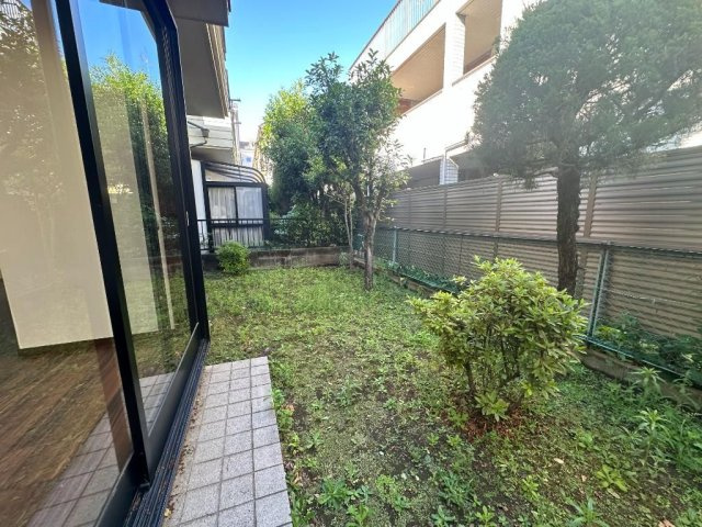 目黒区南3丁目　中古戸建の庭|お子様と公園に行けない日も、のびのびとお庭で遊べるのが嬉しいですね！

現地ご見学希望・資料請求などお気軽にお問い合わせ下さい！
03-5990-5201