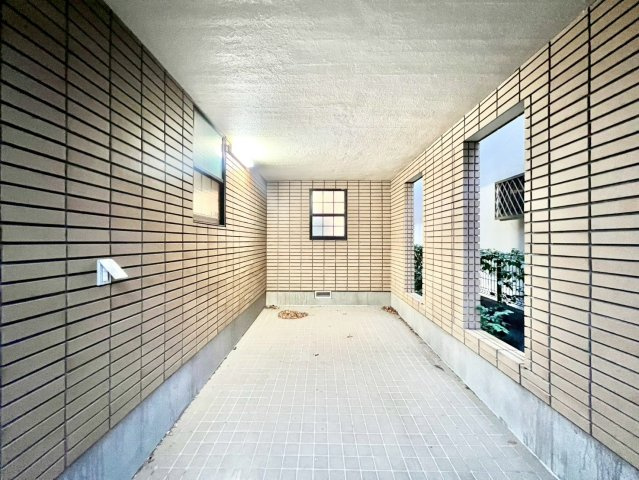 目黒区南3丁目　中古戸建の駐車場|雨でも大切な車が濡れないビルトインガレージです。

現地ご見学希望・資料請求などお気軽にお問い合わせ下さい！
03-5990-5201