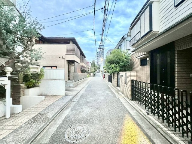 目黒区南3丁目　中古戸建の前面道路含む現地写真|第一種低層住居専用地域のため、高い建物がなく圧迫感がありません。

現地ご見学希望・資料請求などお気軽にお問い合わせ下さい！
03-5990-5201
