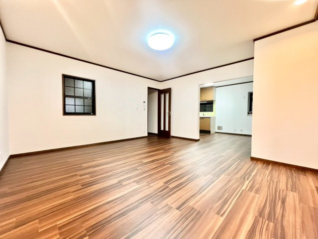 目黒区南3丁目　中古戸建の居間・リビング|のびやかに広がるリビングは、一年を通して爽やかな光と風に癒される家族のなごみ空間。

現地ご見学希望・資料請求などお気軽にお問い合わせ下さい！
03-5990-5201