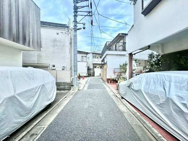 目黒区南3丁目　中古戸建の前面道路含む現地写真|良好な住環境が守られてきた、第一種低層住居専用地域の住宅街です。

現地ご見学希望・資料請求などお気軽にお問い合わせ下さい！
03-5990-5201