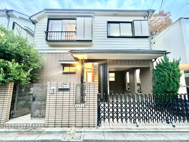 目黒区南3丁目　中古戸建の外観|重厚感に溢れた、気品ある邸宅です。

現地ご見学希望・資料請求などお気軽にお問い合わせ下さい！
03-5990-5201