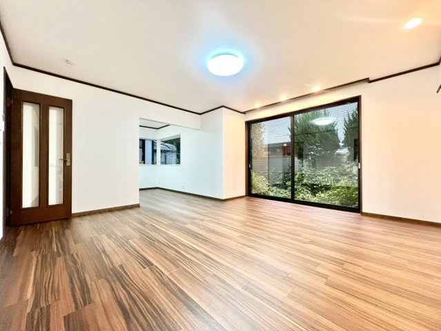 目黒区南3丁目　中古戸建の居間・リビング|ご家族が自然と集まり会話が弾む、笑顔を育む明るい居住空間です。

現地ご見学希望・資料請求などお気軽にお問い合わせ下さい！
03-5990-5201