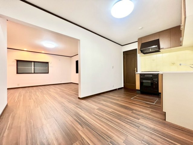 目黒区南3丁目　中古戸建のキッチン|使いやすいＬ字型のキッチン！移動距離が少ないのがポイント。

現地ご見学希望・資料請求などお気軽にお問い合わせ下さい！
03-5990-5201