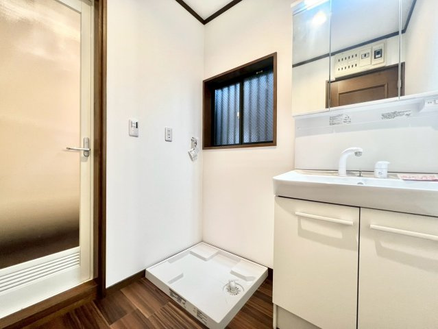 目黒区南3丁目　中古戸建の独立洗面台|三面鏡の裏には収納が付いているため、スムーズに身支度が完了します！

現地ご見学希望・資料請求などお気軽にお問い合わせ下さい！
03-5990-5201