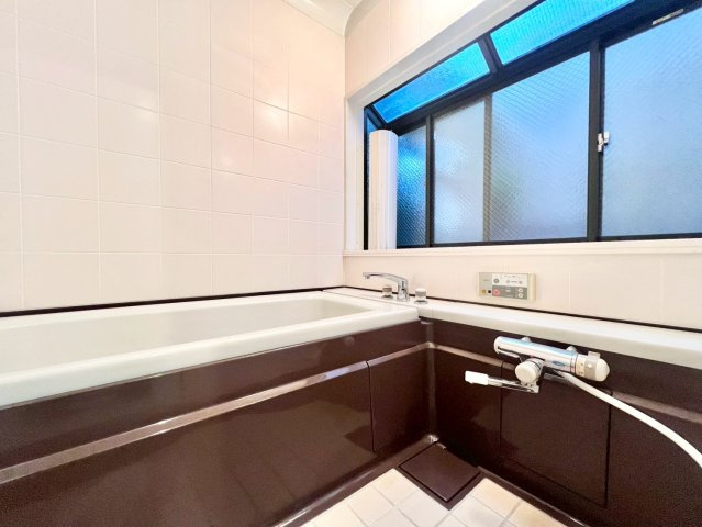 目黒区南3丁目　中古戸建の浴室|浴室には窓があり、心地良い風が入ります！

現地ご見学希望・資料請求などお気軽にお問い合わせ下さい！
03-5990-5201