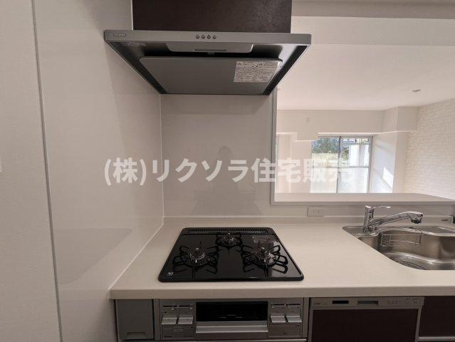 ローズハイツ香里園 3号棟のキッチン|ビルトイン三口コンロ
■物件内覧・資金計画相談・住宅ローン相談、リフォーム相談、お問合せ受付中■
※当日・翌日のご内覧、ご相談はお電話でのお問合せがスムーズです！