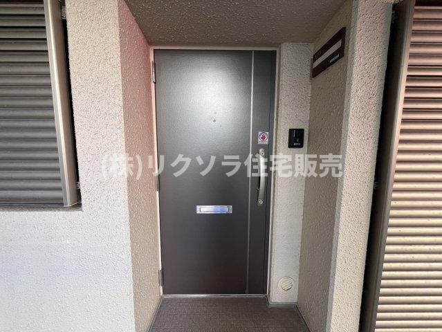 ローズハイツ香里園 3号棟の玄関|ツーシリンダー錠
■物件内覧・資金計画相談・住宅ローン相談、リフォーム相談、お問合せ受付中■
※当日・翌日のご内覧、ご相談はお電話でのお問合せがスムーズです！