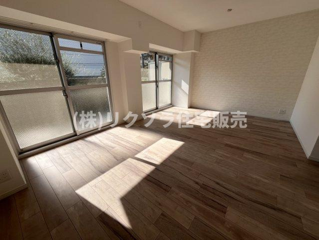 ローズハイツ香里園 3号棟の居間・リビング|LDK16.3帖
■物件内覧・資金計画相談・住宅ローン相談、リフォーム相談、お問合せ受付中■
※当日・翌日のご内覧、ご相談はお電話でのお問合せがスムーズです！